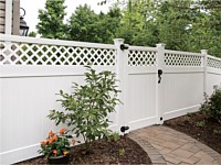 <b>White Vinyl Privacy Fence with Diagonal Lattice Top</b>